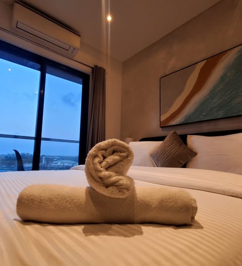 Studio Suite, City View | Desk, laptop workspace, WiFi (free)