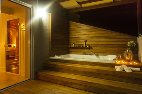 Honeymoon Suite, 1 Bedroom, Jetted Tub, Corner | Deep soaking bathtub