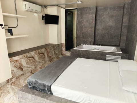 Deluxe Room | Desk, laptop workspace, free WiFi