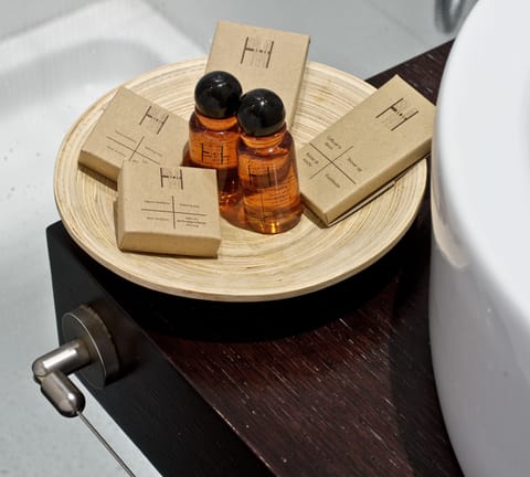 Shower, free toiletries, hair dryer, bidet