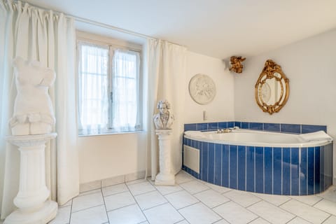 Minibar, in-room safe, individually decorated, individually furnished