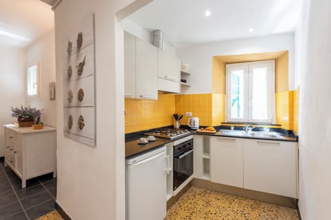 Fridge, stovetop, coffee/tea maker, electric kettle