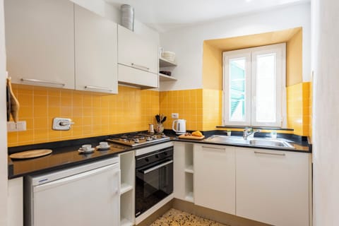 Fridge, stovetop, coffee/tea maker, electric kettle