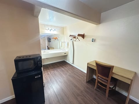 Standard Room, 1 King Bed | Bathroom | Bathtub, towels, soap, shampoo