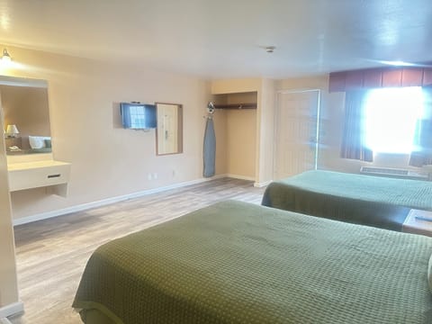 Standard Double Room, 2 Queen Beds | Living area