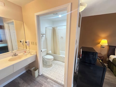 Standard Room, 1 Queen Bed | Bathroom | Bathtub, towels, soap, shampoo