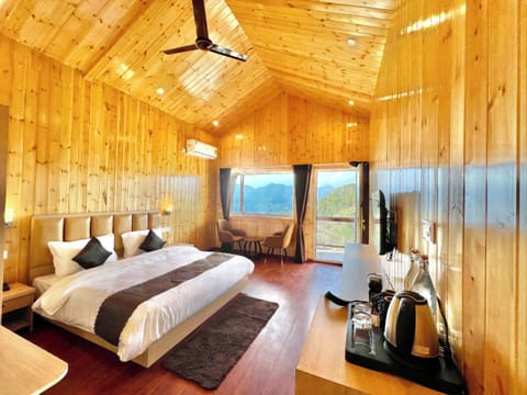 Luxury Room, Mountain View | Desk, laptop workspace, free WiFi