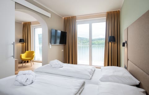 Junior Suite | Hypo-allergenic bedding, minibar, in-room safe, desk