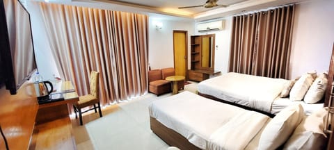 Family Suite | Minibar, in-room safe, individually furnished, desk