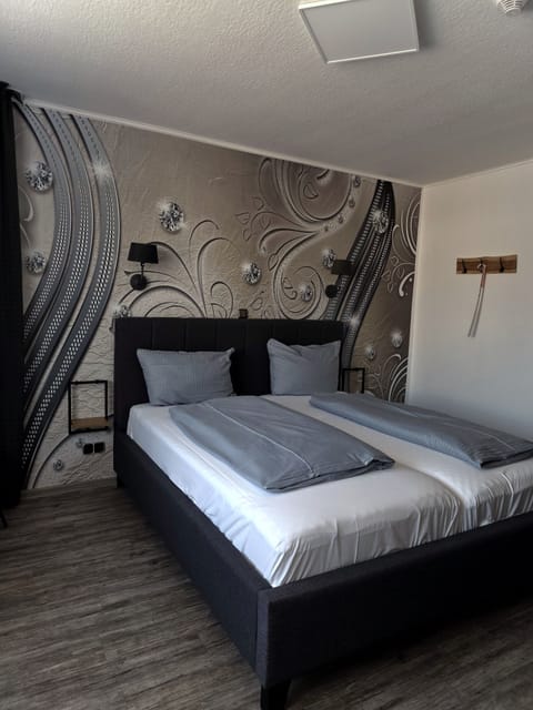 Basic Double or Twin Room, 2 Twin Beds, Non Smoking | 1 bedroom, hypo-allergenic bedding, individually decorated, desk
