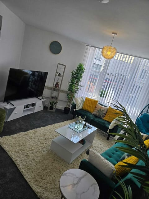 Apartment, 1 Bedroom, City View | Living room