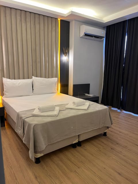 Premium bedding, minibar, desk, free WiFi