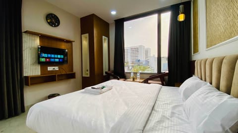 Deluxe Room, City View | Desk, laptop workspace, WiFi (free)