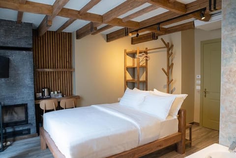 Deluxe Double Room, Garden View | Desk, soundproofing, free WiFi