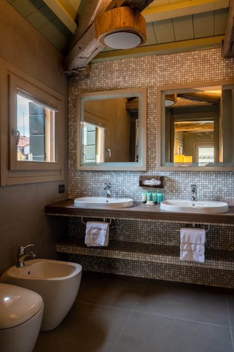 Suite | Bathroom | Free toiletries, hair dryer, bathrobes, slippers