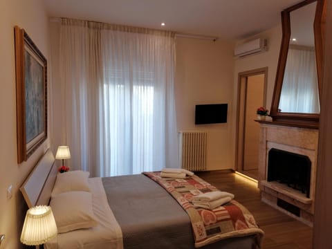 Camera 2 Green | Desk, laptop workspace, free WiFi