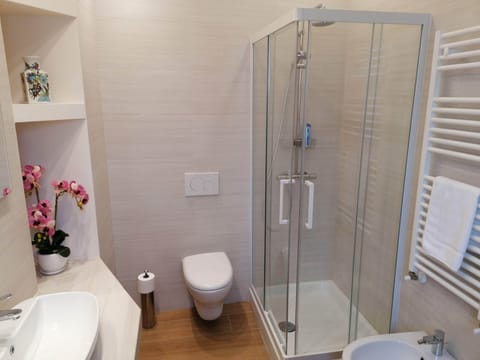 Camera 2 Green | Desk, laptop workspace, free WiFi