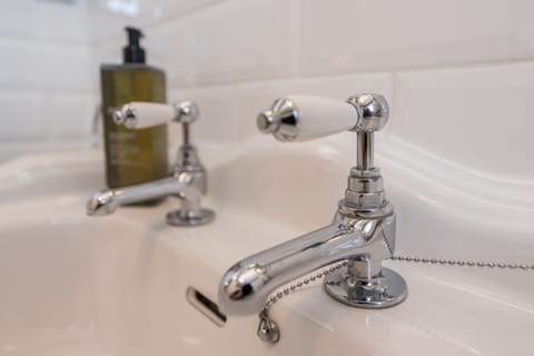 Combined shower/tub, free toiletries, hair dryer, towels