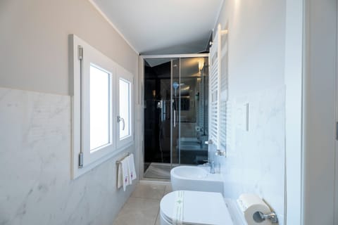 Comfort Double or Twin Room, City View | Bathroom | Shower, free toiletries, hair dryer, bathrobes