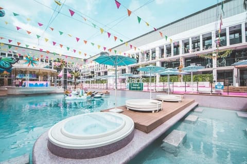 2 outdoor pools