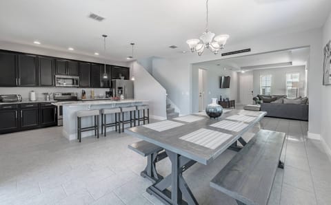 House, 4 Bedrooms | Dining room