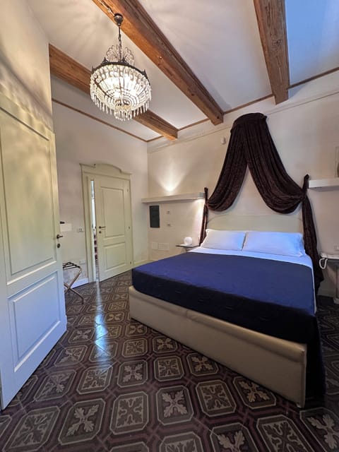 Classic Room, 1 Double Bed, Transfer Shower | Minibar, in-room safe, desk, laptop workspace