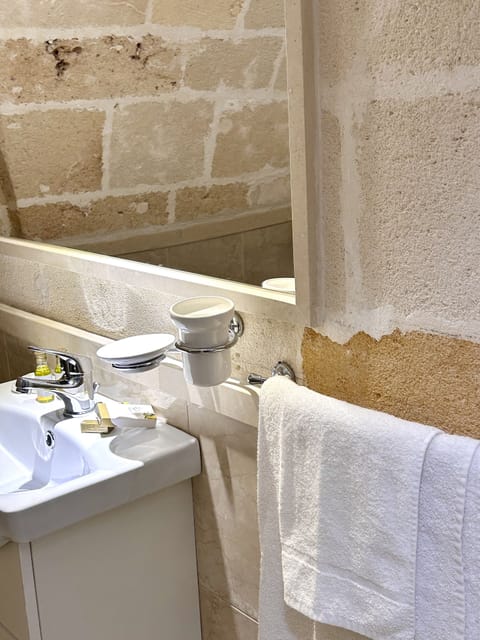 Double or Twin Room | Bathroom | Slippers