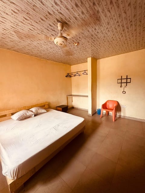 Basic Single Room, Courtyard View | Desk, laptop workspace