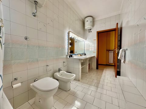 Comfort Double Room, Balcony, City View | Bathroom