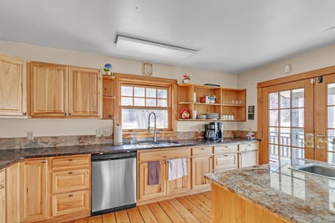 Cabin, 4 Bedrooms | Private kitchen | Fridge, oven, coffee/tea maker, toaster