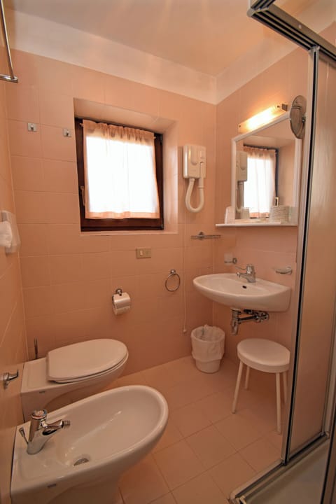 Quadruple Room | Bathroom | Shower, hair dryer, towels, soap