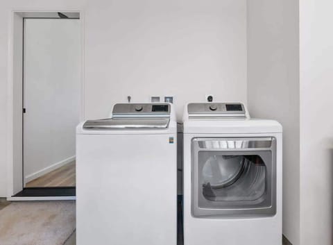 House (2 Bedrooms) | Laundry