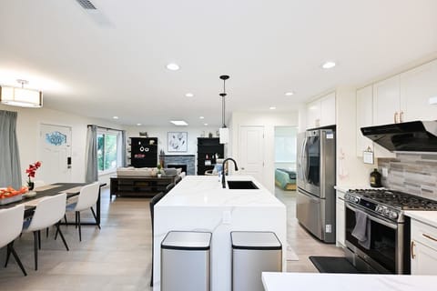 House (3 Bedrooms) | Private kitchen | Microwave, oven, coffee/tea maker, dining tables