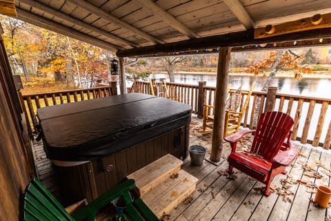 Premier Cabin, 6 Bedrooms, Kitchen, River View | Hypo-allergenic bedding, individually decorated, individually furnished