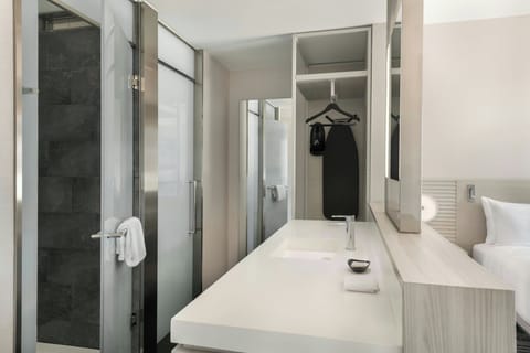 Studio, 1 King Bed | In-room safe, blackout drapes, iron/ironing board, travel crib