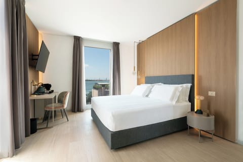 Premium Room, Lagoon View | Premium bedding, minibar, in-room safe, desk