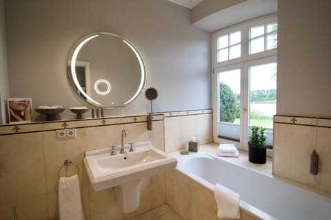 Deluxe Double Room, Balcony, Lake View | Bathroom | Free toiletries, hair dryer, bathrobes, slippers