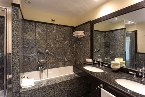 Suite (Magnifica) | Bathroom | Hair dryer, bidet, towels