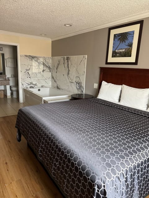 Deluxe Room, Jetted Tub | Desk, iron/ironing board, free WiFi, bed sheets