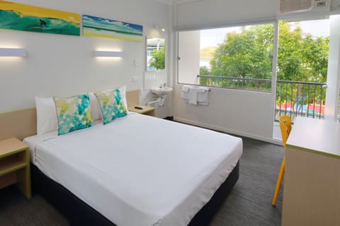 Economy Queen - Shared Facilities | Desk, WiFi (free), bed sheets