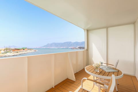 1 King Premium Sea View | Premium bedding, down comforters, free minibar items, in-room safe