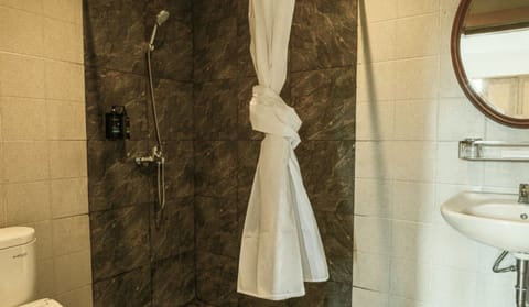 Deluxe Room, 1 King Bed, Balcony | Bathroom | Shower, hydromassage showerhead, free toiletries, hair dryer