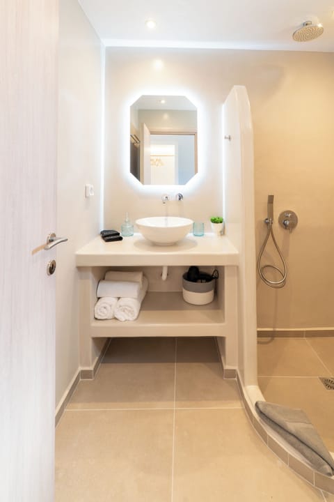 Elegant Suite with Sea View | Bathroom | Free toiletries, hair dryer, towels, soap