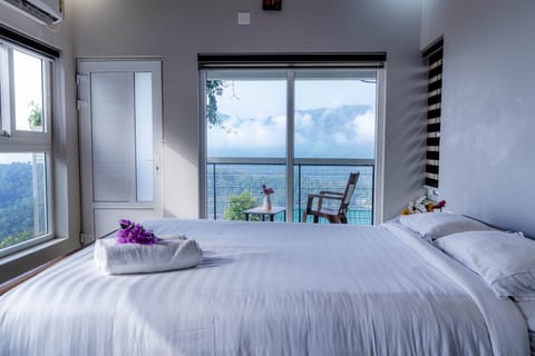 Deluxe Double Room, Balcony, Mountain View | Iron/ironing board, free WiFi, bed sheets