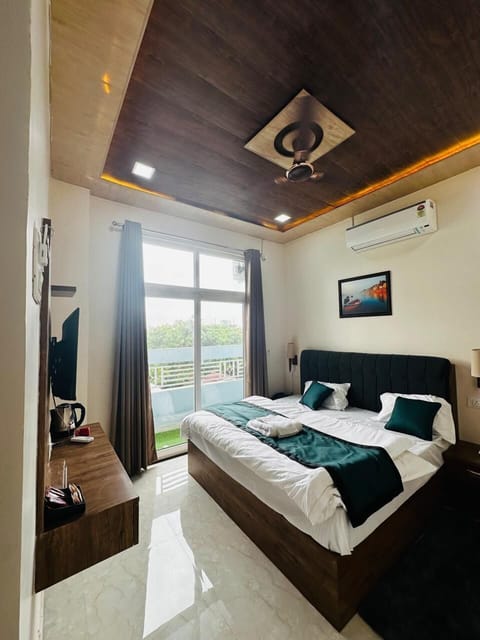 Deluxe Room | Memory foam beds, laptop workspace, rollaway beds, free WiFi