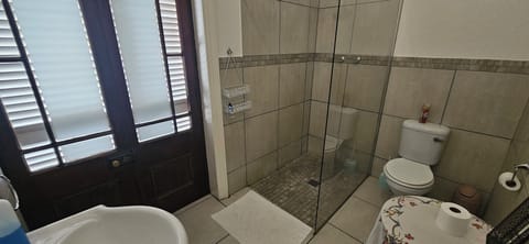 Comfort Double Room, Garden View | Bathroom | Towels, soap, toilet paper