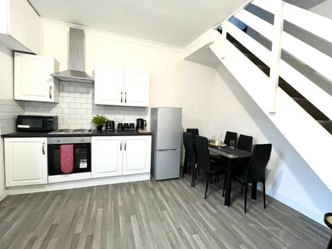 House | 2 bedrooms, desk, Internet