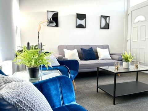 House | 2 bedrooms, desk, Internet