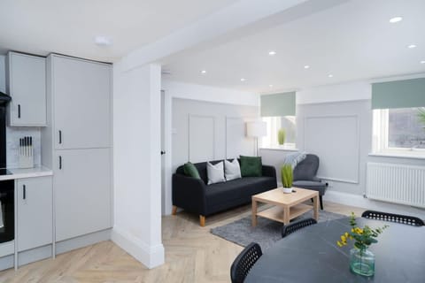 Apartment | 5 bedrooms, desk