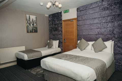 Triple Room | Desk, laptop workspace, free WiFi